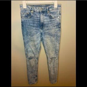 Distressed and Light Acid Washed &Denim (H&M) Skinny Jeans 🖤🔥